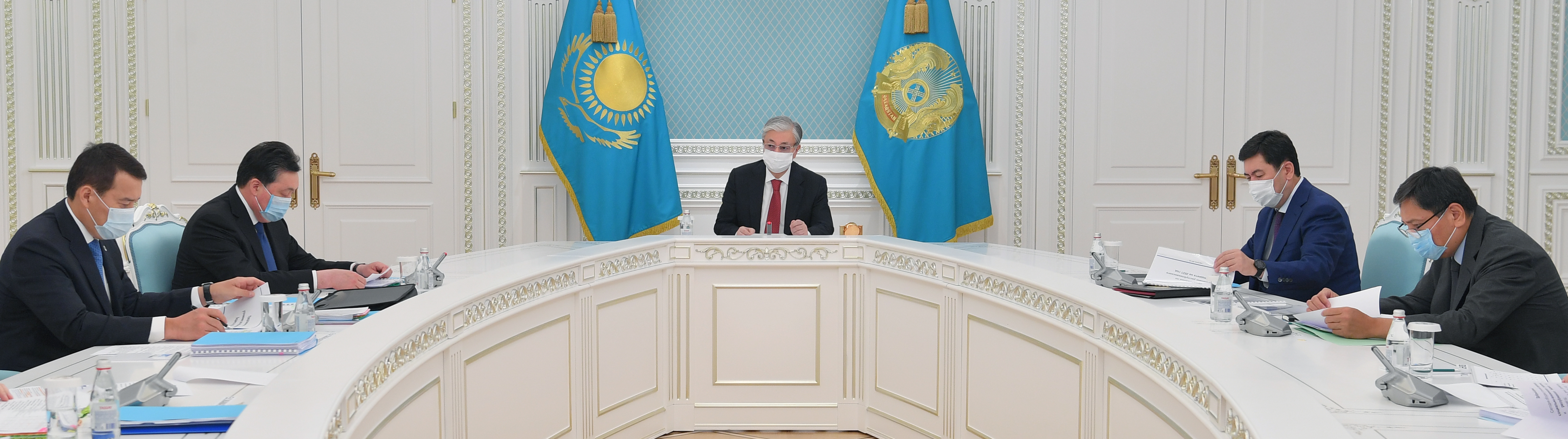 Русские в казахстане в 2024 году. Токаев заседание. Токаев совещание. Касым-Жомарт Токаев и Аскар мамин.