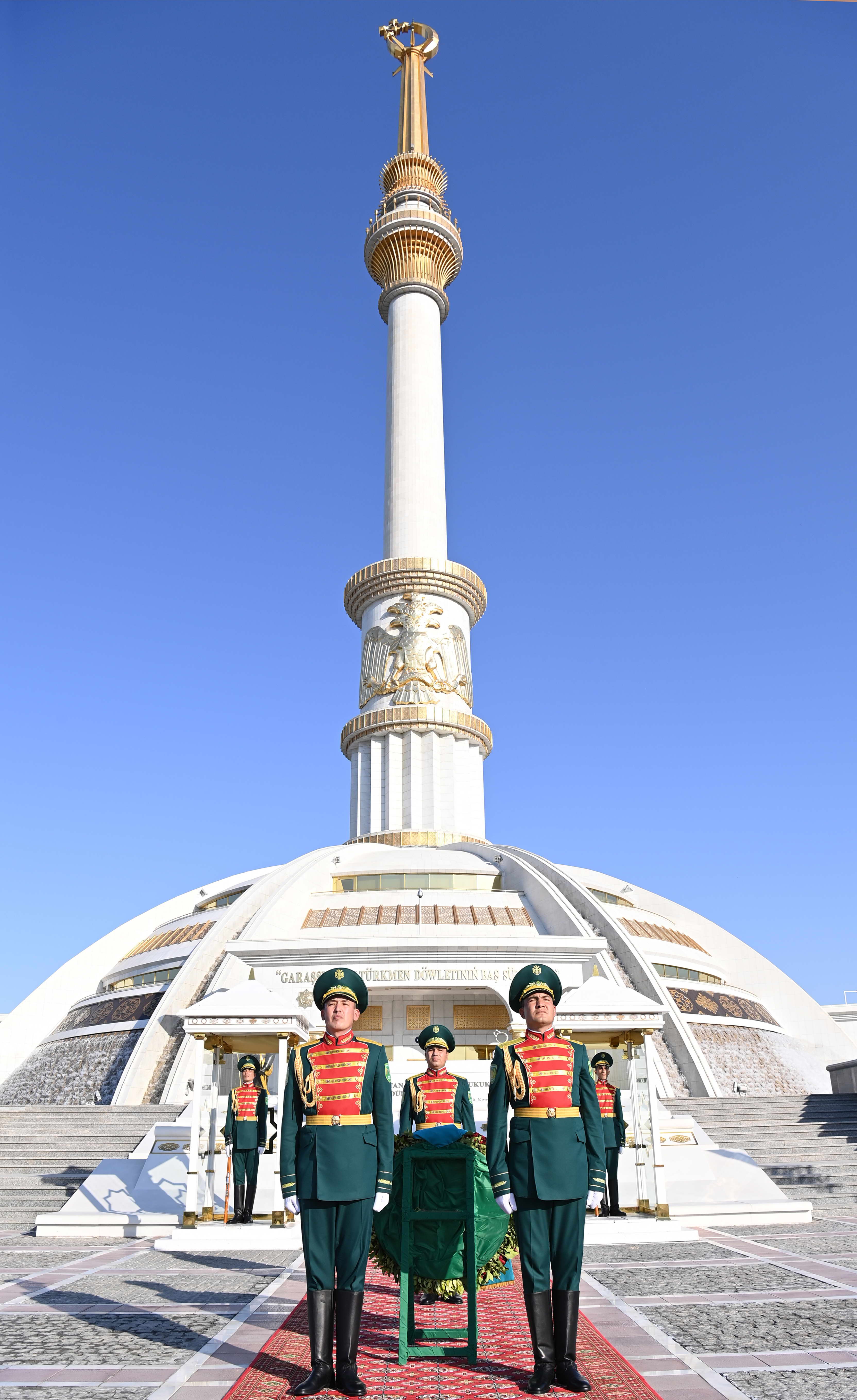 Тоқаев Түрікменстанның Тәуелсіздік монументіне гүл шоғын қойды