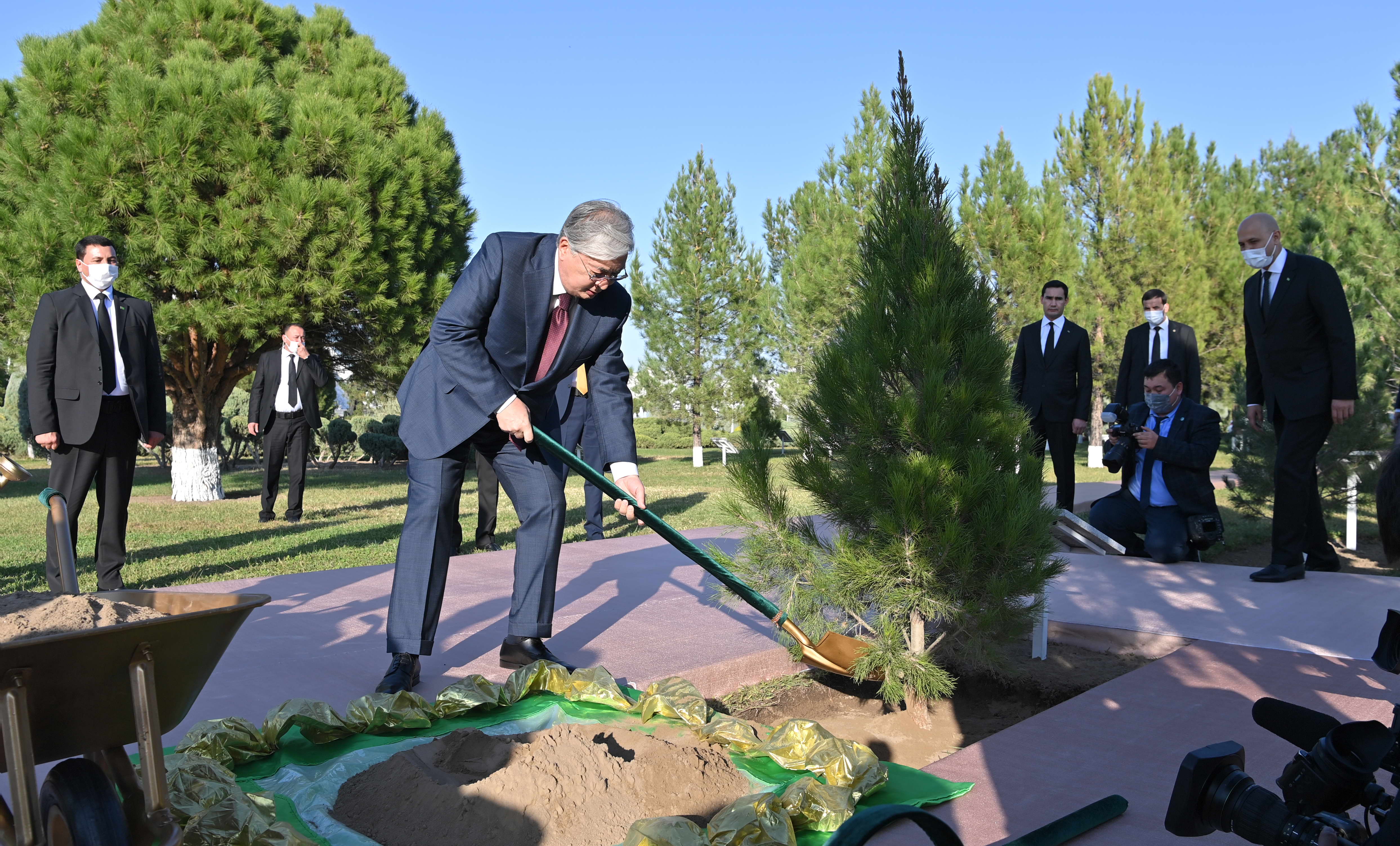 Тоқаев Түрікменстанның Тәуелсіздік монументіне гүл шоғын қойды