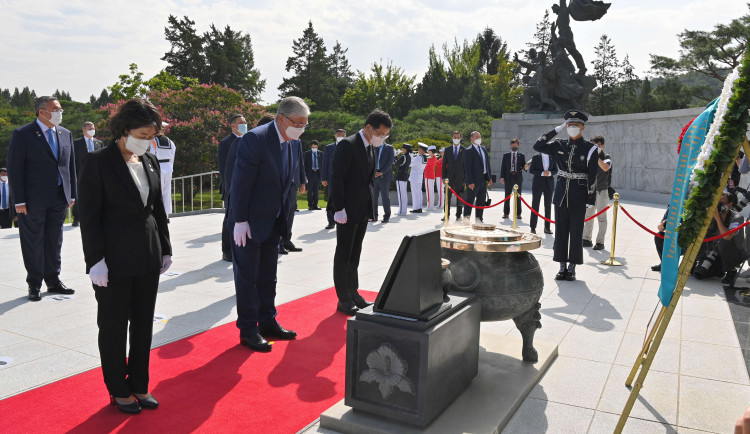 Мемлекет басшысы Сеулдегі «Отан үшін шейіт болғандар» монументіне барды