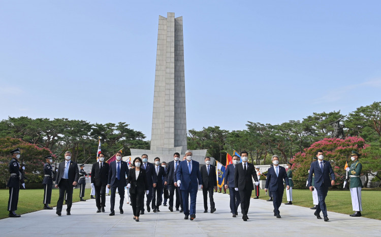 Мемлекет басшысы Сеулдегі «Отан үшін шейіт болғандар» монументіне барды