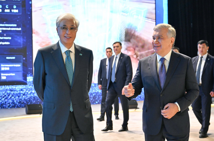 Президенты Казахстана и Узбекистана посетили хакатон по искусственному интеллекту