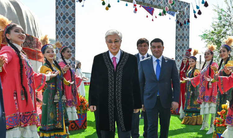 Глава государства принял участие в народных гуляньях по случаю праздника Наурыз