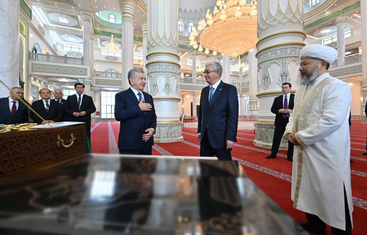 Президенты Казахстана и Узбекистана посетили новую мечеть Туркестана