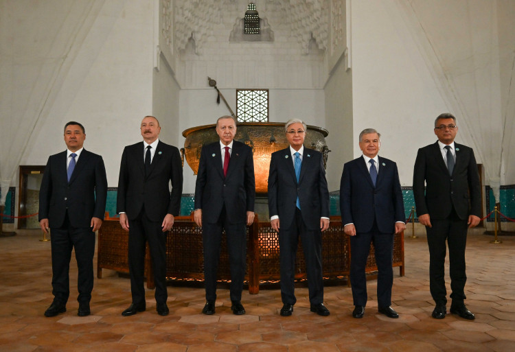 Қазақстан, Әзербайжан, Қырғызстан, Түркия және Өзбекстан президенттері Қожа Ахмет Ясауи кесенесіне зиярат етті