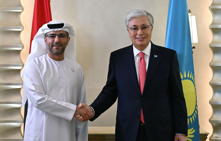 President holds meeting with CEO of Abu Dhabi Ports Group Mohamed Al-Shamisi