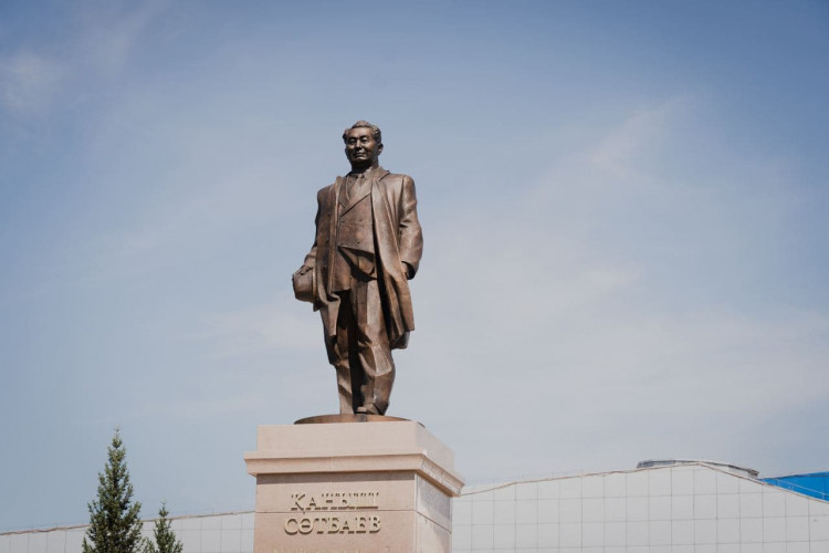 В Нур-Султане открыли памятник Канышу Сатпаеву — Официальный сайт  Президента Республики Казахстан