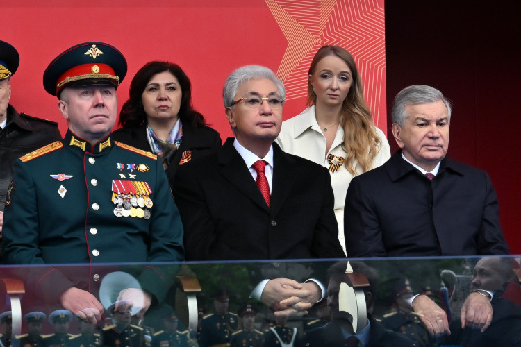 Президент Қасым-Жомарт Тоқаев Ұлы Жеңіс күніне орай өткен әскери шеруге барды