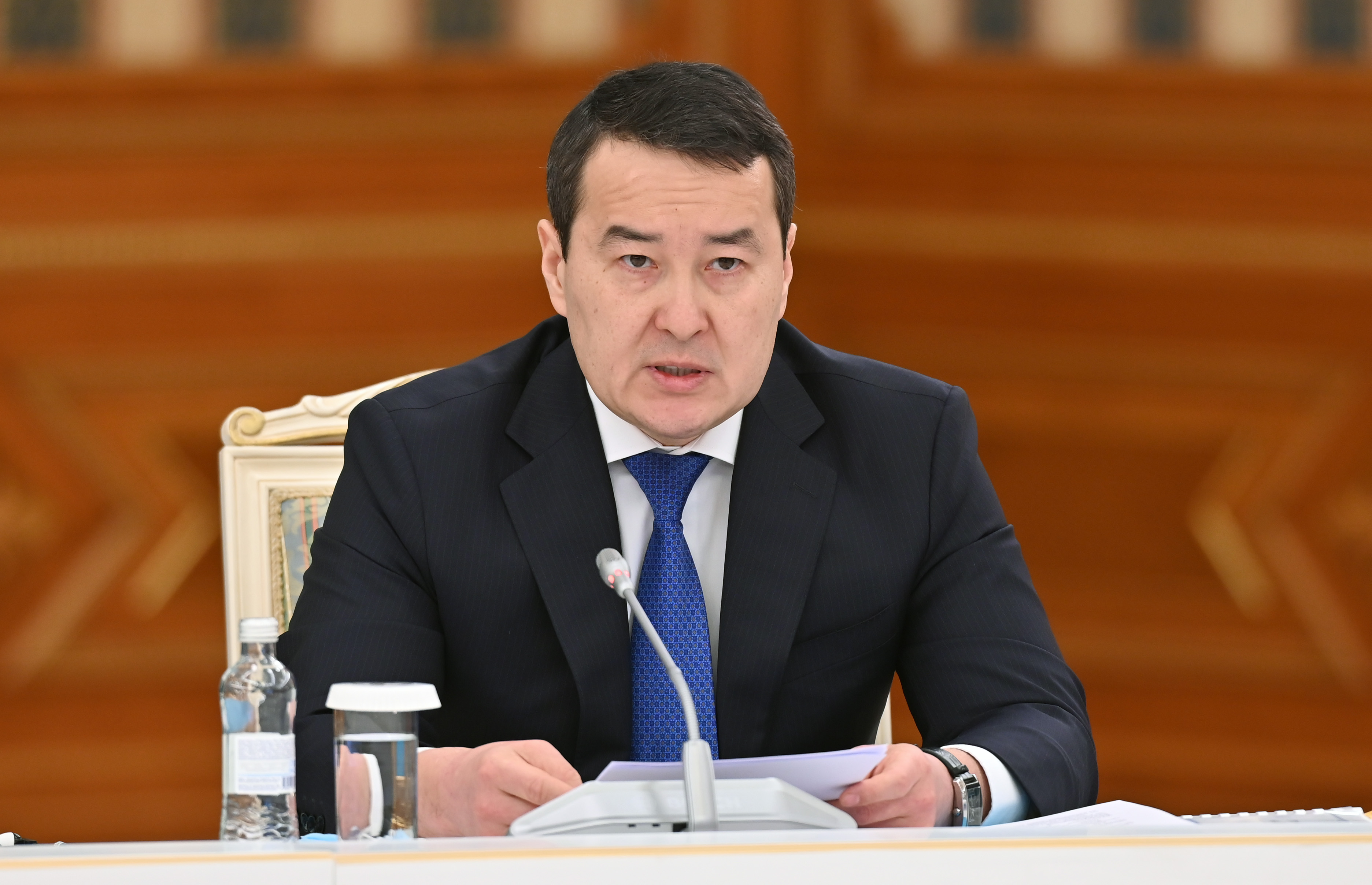 Работа премьер министром. Премьер Смаилов Казахстан. Премьер министр Казахстана 2022.