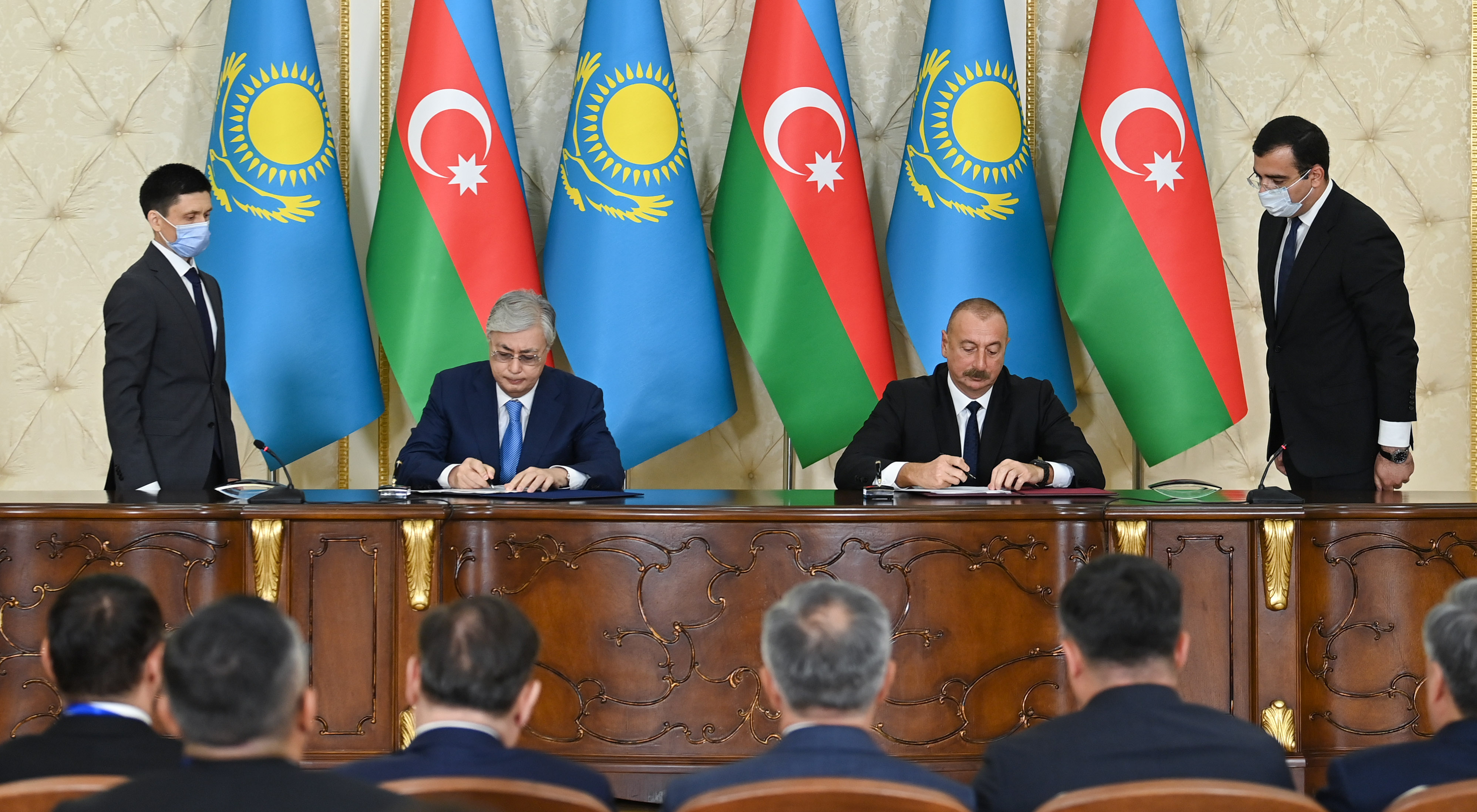 Касым-Жомарт Токаев и Ильхам Алиев провели переговоры в расширенном формате